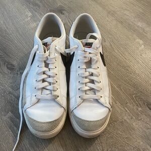 Nike Men's White and Black Sneakers